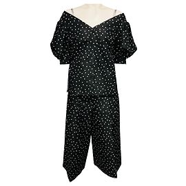 Top de ombro caído com mangas bufantes de estampa de bolinhas pretas e brancas e botões e calça de perna larga Carolina Herrera Preto