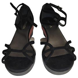 Prada Sandalen aus Hirschleder in Schwarz Schwarz