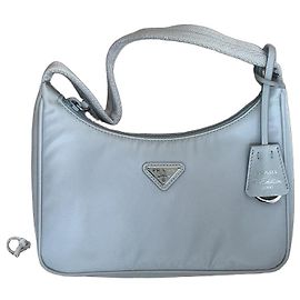 Prada Re-Edition 2000 Sac à Main en Nylon Gris Gris