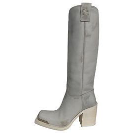 Botas Miu Miu em couro branco efeito vintage com placa de metal Branco