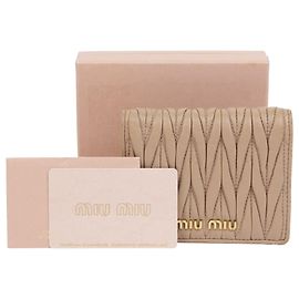 Miu Miu 5MV204 Gesteppte Logo-Geldbörse Beige Lammfell Braun