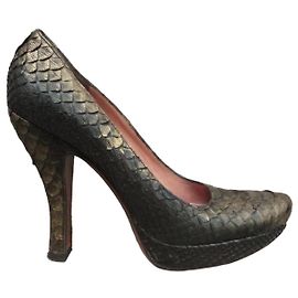 Escarpins Alaïa em Pele de Píton Dourada Dourado