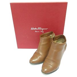 Botas de couro de bezerro Salvatore Ferragamo Marrom