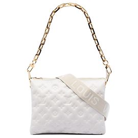 Louis Vuitton Coussin PM en piel de cordero acolchada con monograma en relieve blanco Blanco