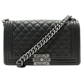 BOLSA CHANEL BOY MEDIUM A67086 EM COURO MATELASSÊ COM ALÇA Preto