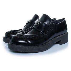 Prada, mocassins en cuir noir brillant Noir