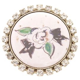 Broche Chanel com design de Camélia Branco
