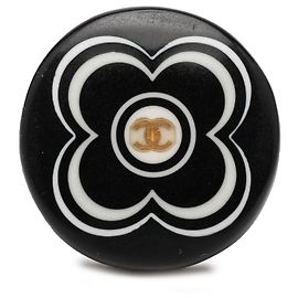 Anello Chanel Camelia con logo CC in resina nera e tono oro Nero