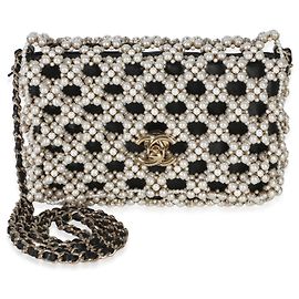 Mini borsa Flap Chanel nera con dettagli in metallo dorato e perle Nero