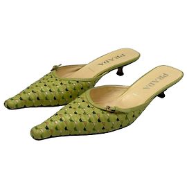 Prada Mules en cuir tressé vert - Talon Kitten Autre Vert Vert clair