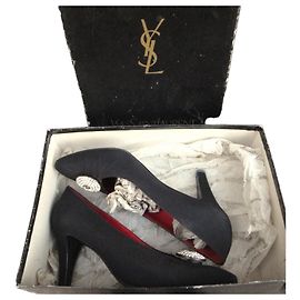 Escarpins Yves Saint Laurent em cetim preto com joia Preto