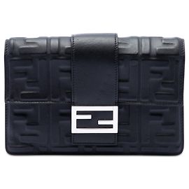 Fendi Clutch aus schwarzem Leder mit Zucca-Prägung Schwarz