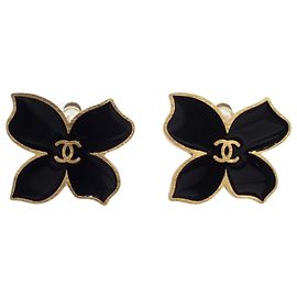 Boucles d'oreilles puces Chanel Gold CC plaqué or et émail fleur Doré