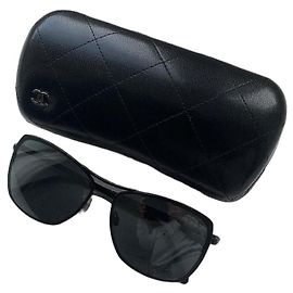 Óculos de sol Chanel pretos com estojo acolchoado Preto