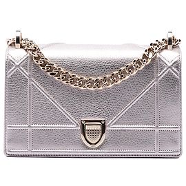 Dior Diorama Flap em couro de bezerro granulado metálico dourado Small Dourado Outro