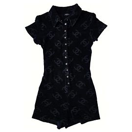 Chanel schwarzer Samt-Kurzjumpsuit CC-Logo Schwarz