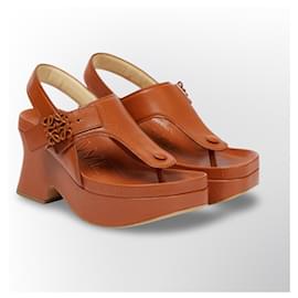 Loewe Anagram Sandálias de Salto Plataforma em Couro Marrom Camelo
