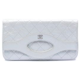 Clutch 31 em couro de vitelo envelhecido iridescente branco Chanel Branco Fora de branco