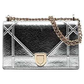 Diorama Flap Dior em pele de veado metalizada prateada craquelada Medium Prata
