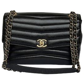 Chanel Bolsa Reversed Chevron com aba em couro preto Preto