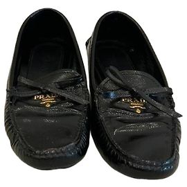 Prada Mocasines de charol negro con lazo Negro