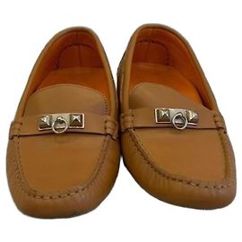 Hermès Mocassins de couro marrom com fivela prateada Marrom