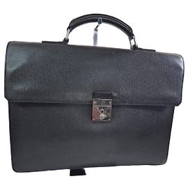 Louis Vuitton Pasta executiva em couro Taiga Preto