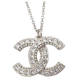 Colar de pingente Chanel Silver CC em latão com strass e pérolas falsas Prata