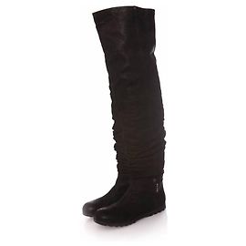 Prada, bottes longues en cuir noir plissé. Noir