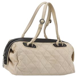 Chanel Matelassé em couro de cordeiro Medium Outro