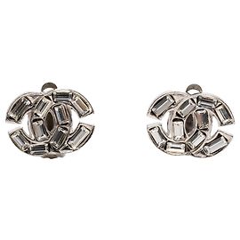 Brincos de pressão Chanel Silver CC em latão e strass Prata