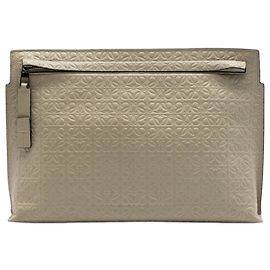 LOEWE Clutch aus beigem Leder mit geprägtem Anagramm-Muster Beige