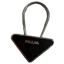 Chaveiro Prada Logo Triangular em metal Preto