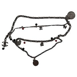 Cinto de corrente Chanel com pingentes CC e medalhões Multicor Hardware prateado