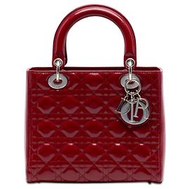 Lady Dior Cannage en charol rojo tamaño Medium Roja Burdeos