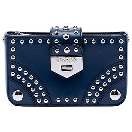 Clutch Prada Blue City em couro de bezerro com tachas Elektra e fecho Turn Lock Azul Azul escuro