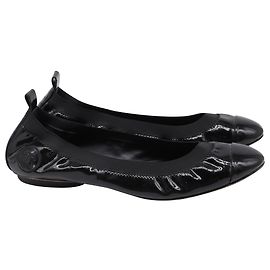 Sapatilhas Chanel CC Cap-Toe em couro envernizado preto Preto