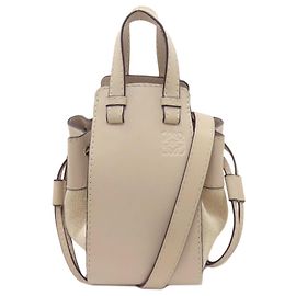 Bolsa Loewe Hammock Mini 2-Way em couro cinza Cinza