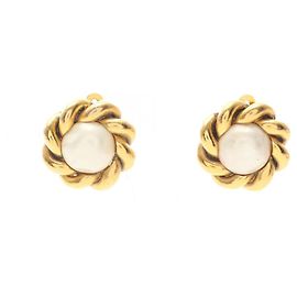 Brincos de clip Chanel banhados a ouro com pérolas artificiais Branco Dourado