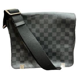 Bolsa Louis Vuitton Damier Graphite District PM Preto