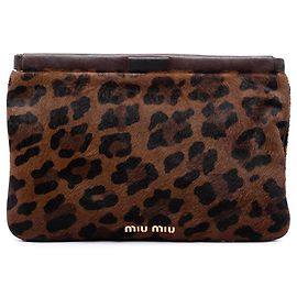 Clutch de piel de becerro con estampado de leopardo marrón Miu Miu Castaño
