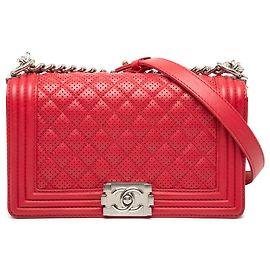 Chanel Boy Flap aus gestepptem perforiertem Lammleder rot old medium Rot