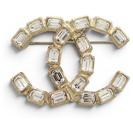NOVO BROCHE CHANEL LOGO CC COM GRANDES PEDRARIAS BAGUETTE 2023 CAIXA BROOCH Dourado