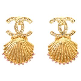 NEUF BOUCLES D'OREILLES CHANEL ABA063 COQUILLAGE LOGO CC DORE SHELL EARRING Doré