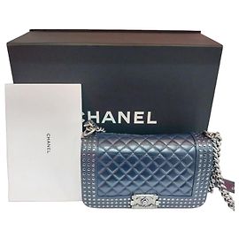 Borsa a tracolla Boy Chanel in pelle di vitello invecchiata granulata, serie con borchie, taglia Medium Blu