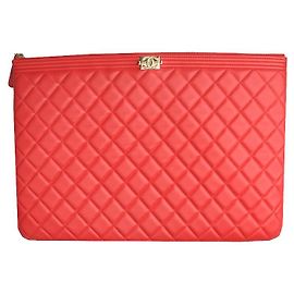 Chanel Clutch Grande Boy em Pele de Cordeiro Matelassada Vermelha com Tons de Ouro Vermelho