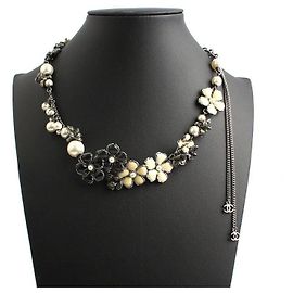 Chanel Perlenblüten CC Logo Anhänger Halskette versilbert Schwarz