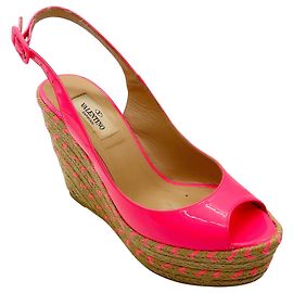 Valentino Garavani Sandales compensées espadrilles slingback en cuir verni rose néon Valentino Rose