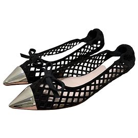 Miu Miu Bailarinas Cuero Negro Perforado Puntera Plateada Negro Hardware de plata