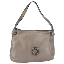 Bolsa de Ombro Salvatore Ferragamo Gancini em Couro Prata Auth BA12795A Prata